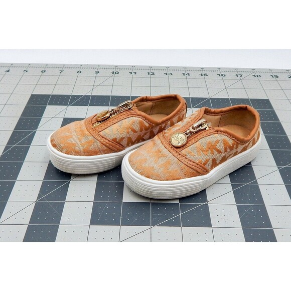 Michael Kors Logo Slip-On Tan Girls Sz 5 Toddler Loafer Zip Shoes Monogram Arrow - Picture 3 of 10